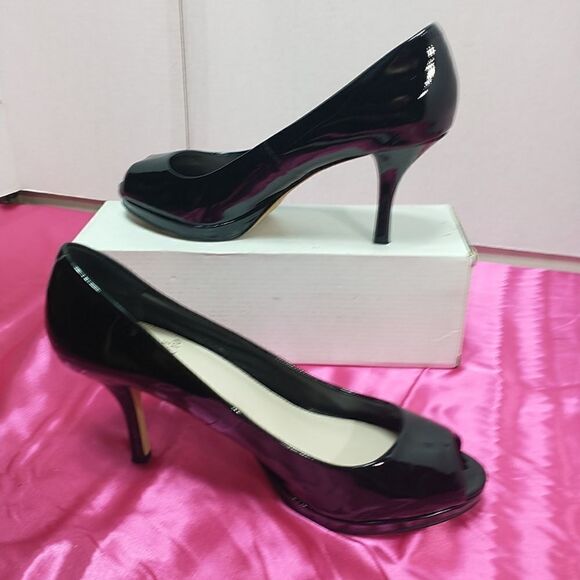 Vince Camuto VC-Kendall WOMANS SZ 9M Black Patent. Condition is Pre-owned - Picture 2 of 10
